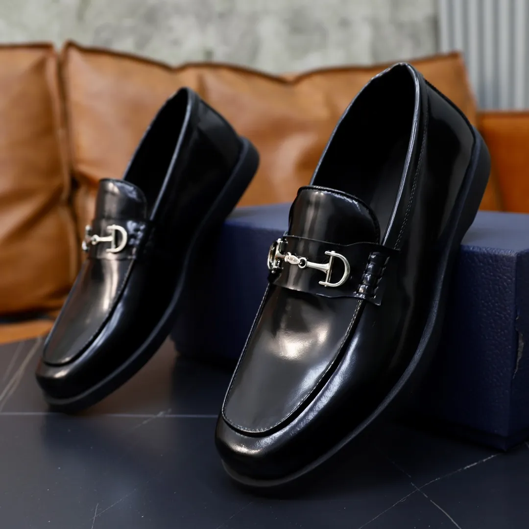Ex-factory price: 540🙅‍♂️🙅‍♂️🙅‍♂️ Brand: Dior DIOR Standard code: Men's code 38/44 (45 can be customized) Grade: Same as the official website Material: Original cowhide stitching, cowhide lining, original TPU wear-resistant soft outsole Style categories: Leisure and sports version, footwear for driving, young fashion, European and American trends, British style Color: actual picture color